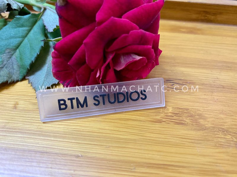 mac cao su may quan ao