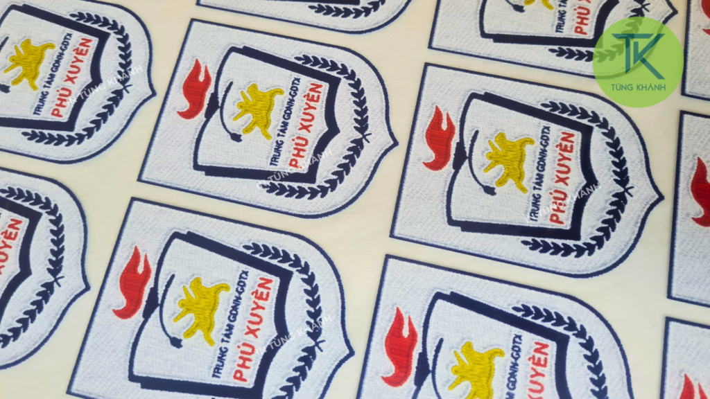 Pet thêu in trên áo đồng phục trường học